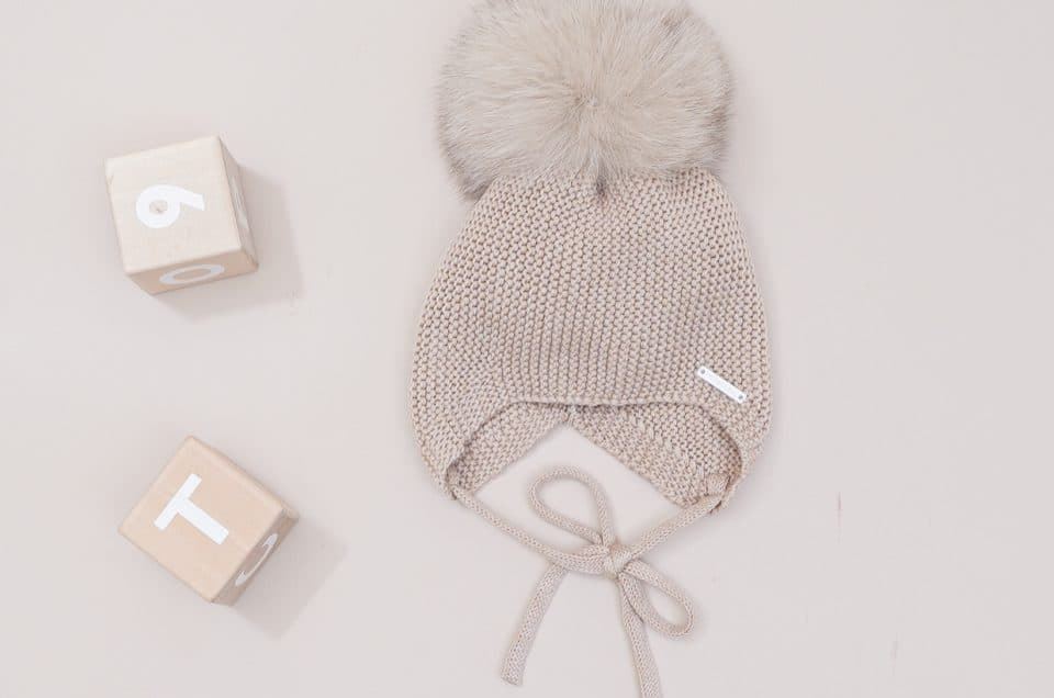 Gorro orejero pompón arena - Imagen 1